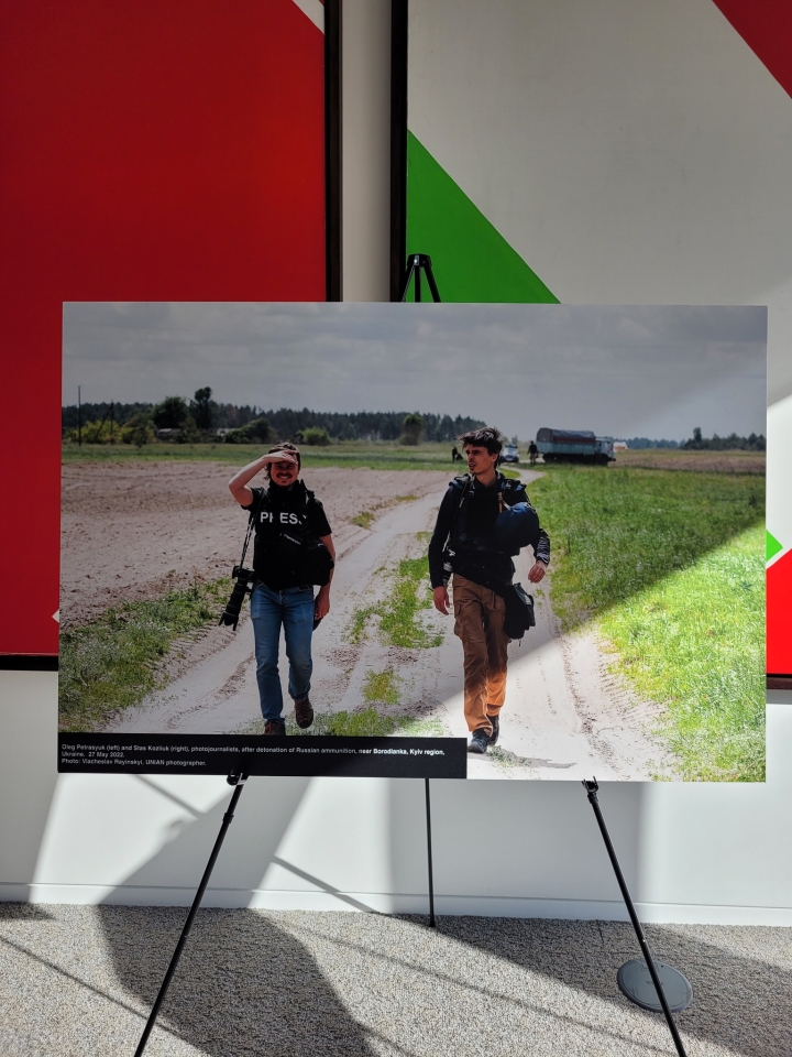 У штаб-квартирі ЄБРР відкрили фотовиставку про українських журналістів - фото 13