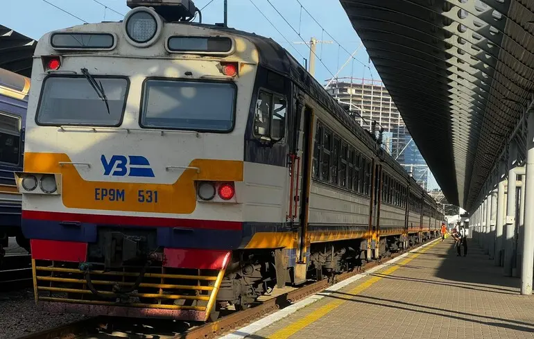 Укрзалізниця повідомила про затримки рейсів по Україні та за кордон - РФ вдарила по підстанціях 1