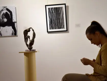 Виставка «Адаптація» у Софії Київській поєднала бронзові скульптури та цифрові образи - фото 1