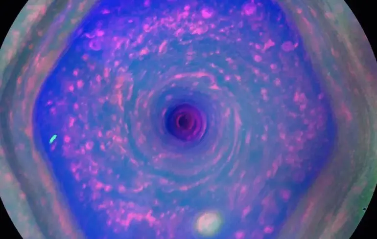 Загадкові темні намистини на Сатурні - вчені зробили несподіване відкриття 1