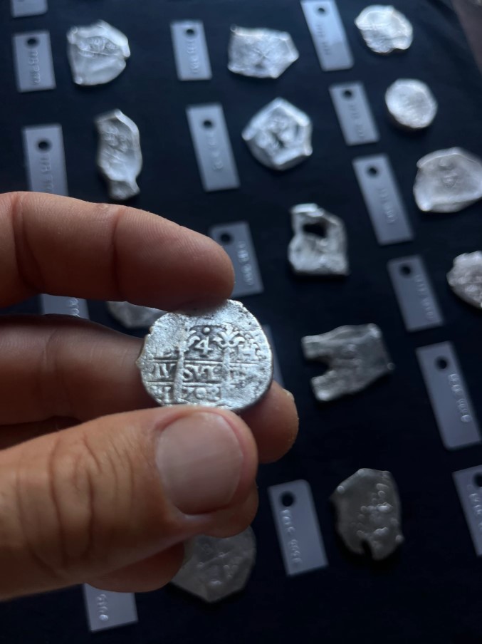 Дайвери підняли понад тисячу монет із Флоту скарбів 1715 року біля Флориди - вартість знахідки оцінюють у мільйон доларів - новини світу 2