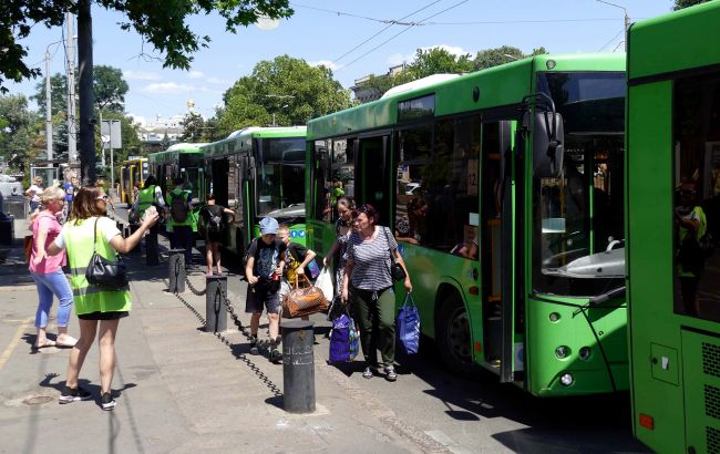 Евакуаційні автобуси у Києві переобладнають для потреб військових - роз’яснення КМДА 1
