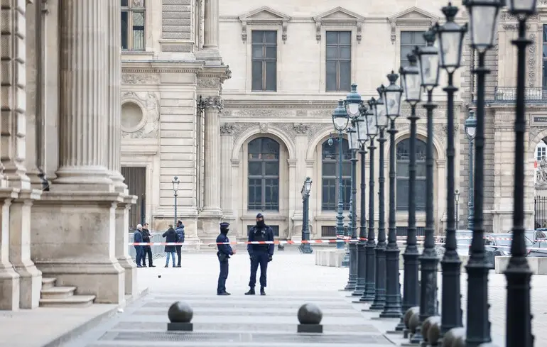 Франція не отримає компенсації за викрадені ювелірні вироби - коштовності з Лувру не були застраховані - новини культури 1