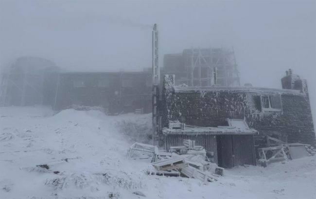 Гору Піп Іван у Карпатах засипає снігом 1 жовтня - перемети місцями сягають 50 см, відео 1