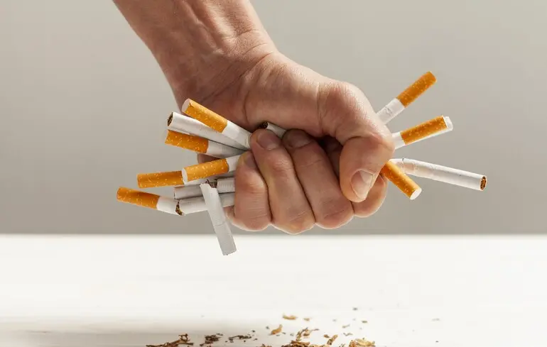 Кинути палити можна у будь-якому віці - колишні курці знижують ризик деменції до рівня некурців - новини науки 1