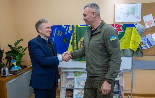 Кличко обговорив з послами відновлення пошкоджених обстрілами будинків у Києві 1