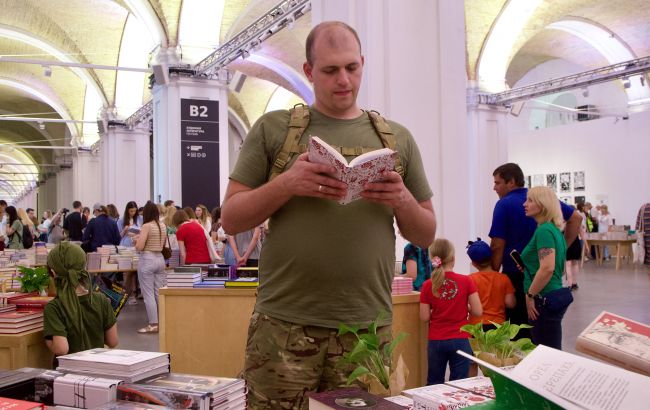 Книжкові проекти в Україні реалізують для цивільних та військових - які ініціативи існують 1
