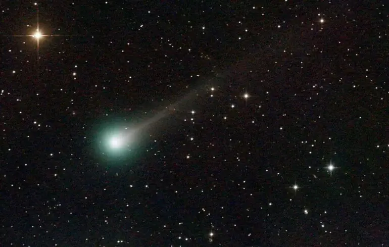 Комета Леммон - потік сонячного вітру відокремив шматок хвоста комети - фото, відео 1