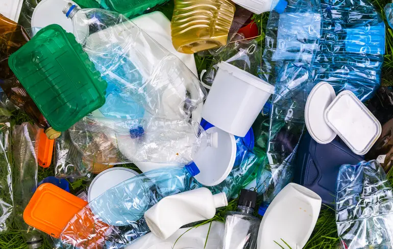 Мікропластик проникає у кров, мозок і кишківник - вчені фіксують зв’язок із депресією та серцевими хворобами - новини науки 1