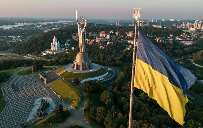 Найбільший прапор України в Києві приспустили 24 жовтня через прогноз погоди і пориви вітру - КМДА 1