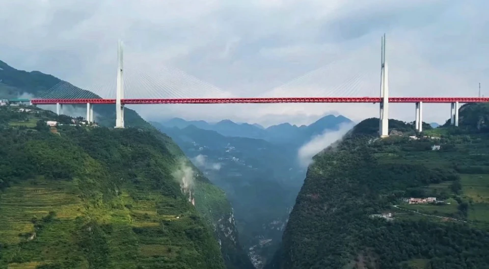 Найвищий у світі міст Хуацзян: як Китай б'є свої ж інженерні рекорди Найвищий у світі міст Хуацзян: як Китай б'є свої ж інженерні рекорди 5