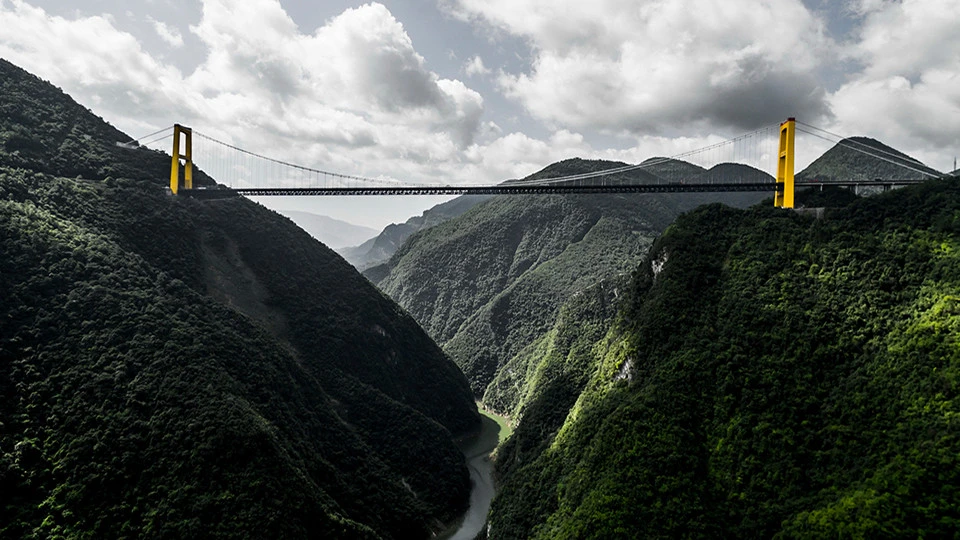Найвищий у світі міст Хуацзян: як Китай б'є свої ж інженерні рекорди Найвищий у світі міст Хуацзян: як Китай б'є свої ж інженерні рекорди 6