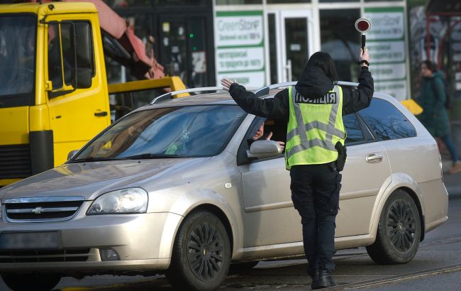 Обстріл Києва і України сьогодні залишив деякі дороги без світла - жести регулювальника, ПДР 1
