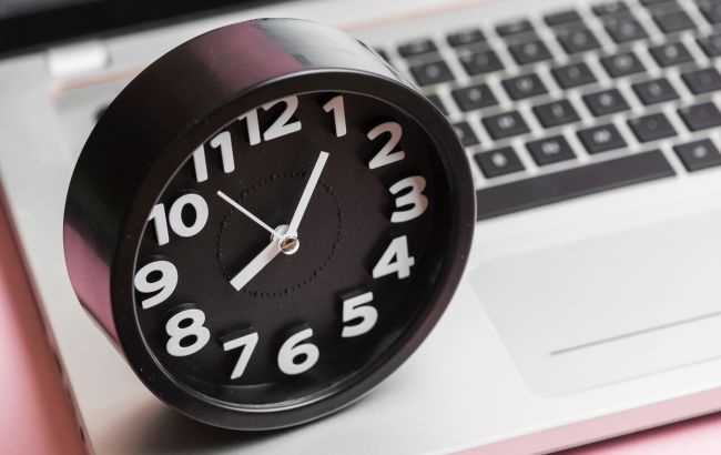 Переведення годинників на зимовий час в Україні у 2025 році не скасували - що відомо, коли буде 1