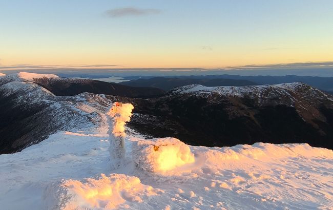 Погода у Карпатах 15 жовтня з морозом до -8, працівник обсерваторії показав засніжені вершини 1