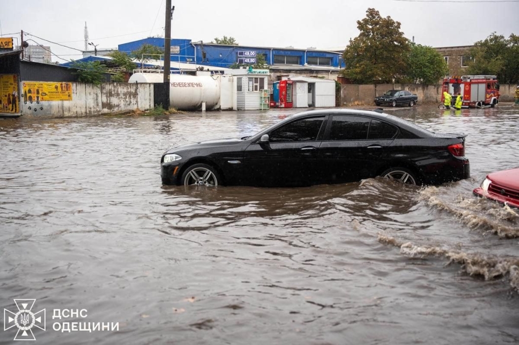 Погодний "апокаліпсис" в Одесі: 9 людей загинуло, серед них - дитина (фоторепортаж)