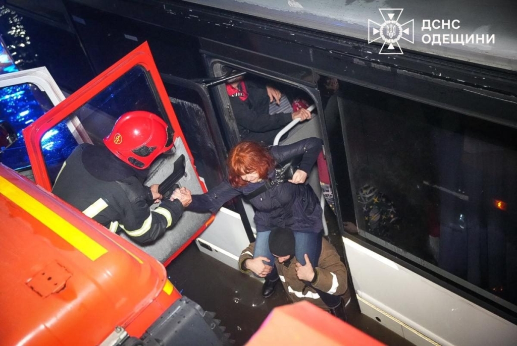 Погодний "апокаліпсис" в Одесі: 9 людей загинуло, серед них - дитина (фоторепортаж)