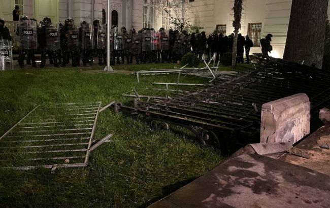 Протести в Грузії - замість виборів грузини вийшли на мітинги та штурмують палац президента 1