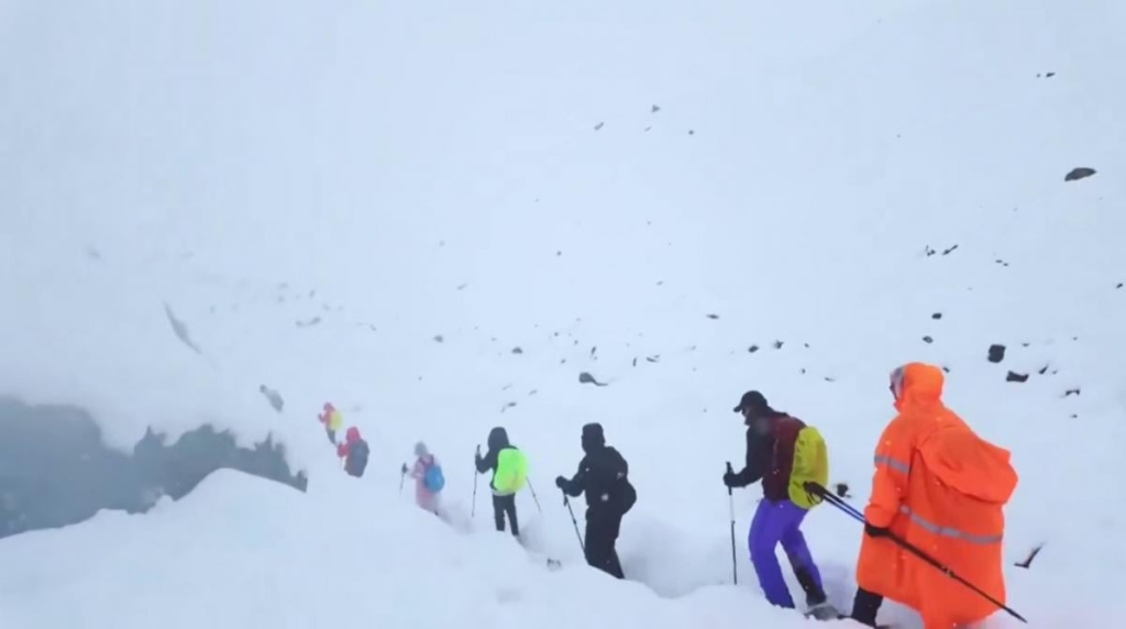 Ще понад 200 туристів намагаються дістатися до рятувального пункту/ скріншот