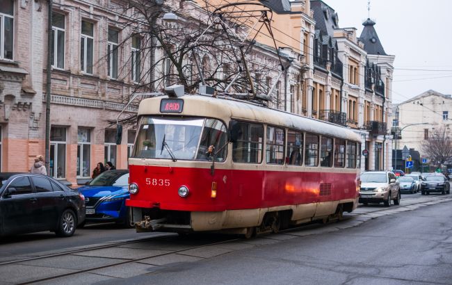 У Києві 22 жовтня транспорт курсує зі змінами - автобуси і трамваї затримуються, ціни на таксі злетіли 1
