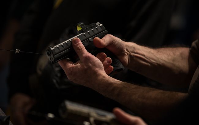 У Києві чоловік стріляв по перехожих та поранив двох людей - зловмисника затримала поліція 1