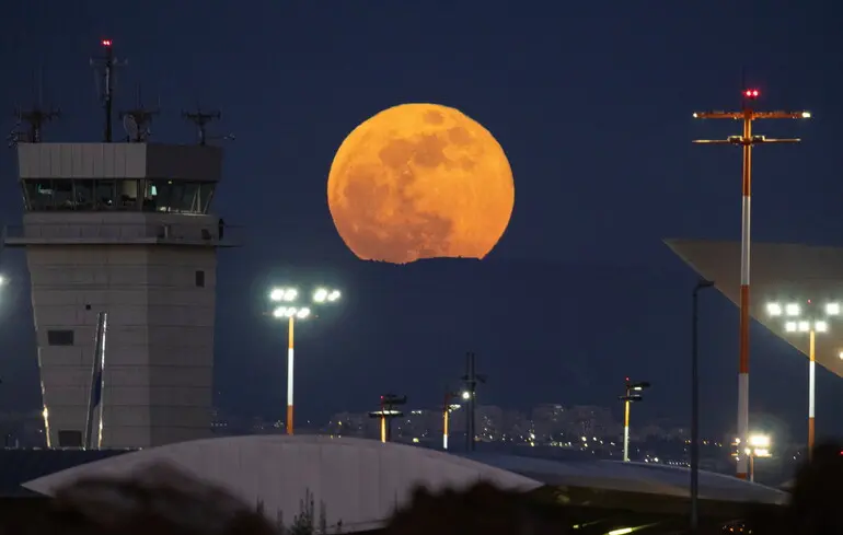 Урожайний місяць жовтень 2025 - як і коли можна буде побачити суперповню 1