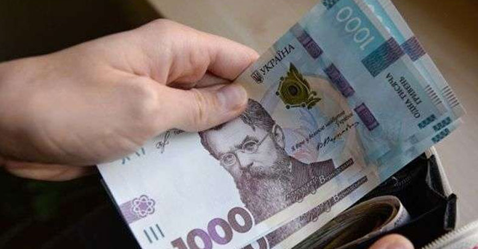 Вчителі з прифронтових громад отримуватимуть щомісячну доплату в 4 тис. грн 1