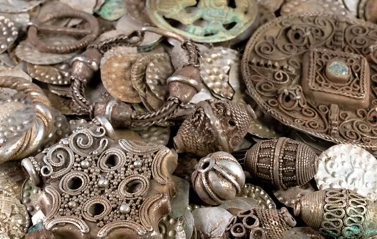 Випадково знайшли 20 тисяч середньовічних монет та ювелірних прикрас - у Швеції зробили археологічне відкриття - новини світу 1