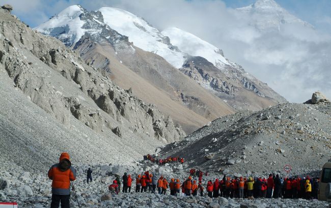 З Евересту евакуйовують туристів - сотні людей опинилися у сніговій пастці через рекордні опади 1