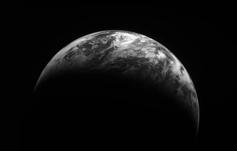 Земля темніє - Північна півкуля планети відбиває менше сонячного світла, ніж Південна 1