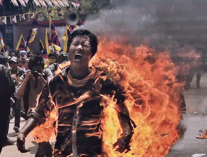 Живі смолоскипи - у Києві відкрили виставку про радикальні форми протесту - фото 1