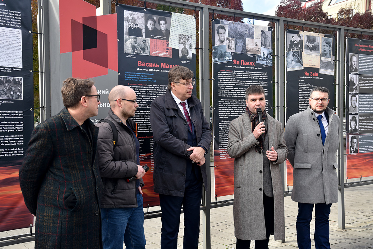 Живі смолоскипи - у Києві відкрили виставку про радикальні форми протесту - фото 25
