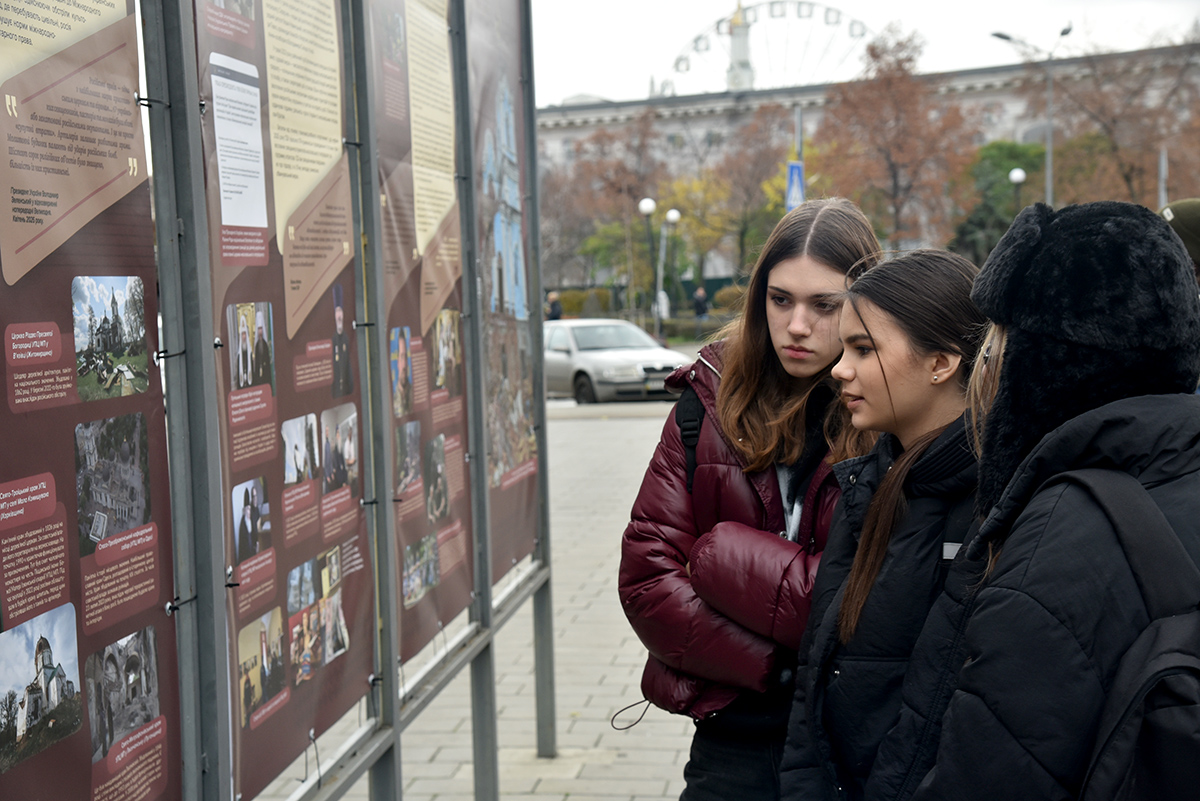 "Церковний рашизм" - у Києві відкрили виставку про роль РПЦ у війні проти України - фото 25