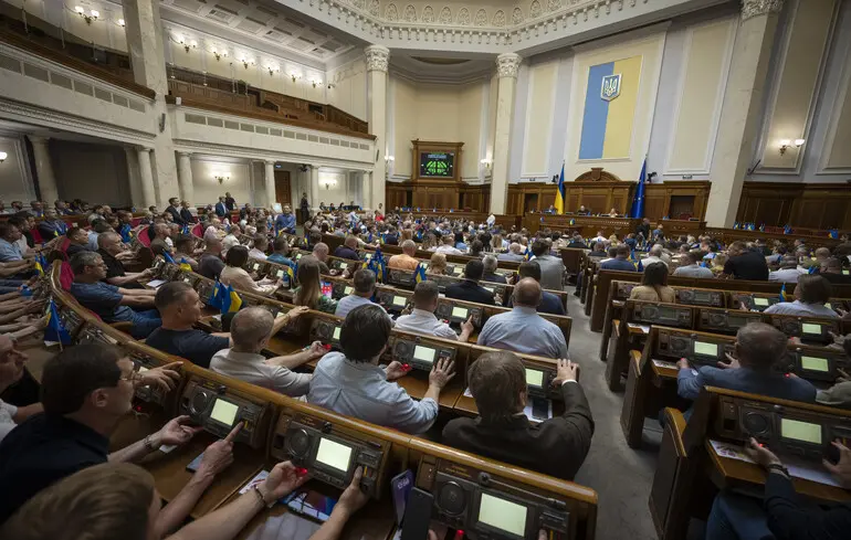Депутати заблокували трибуну Ради 17 листопада - засідання закрили - що вимагали партії - Новини України 1