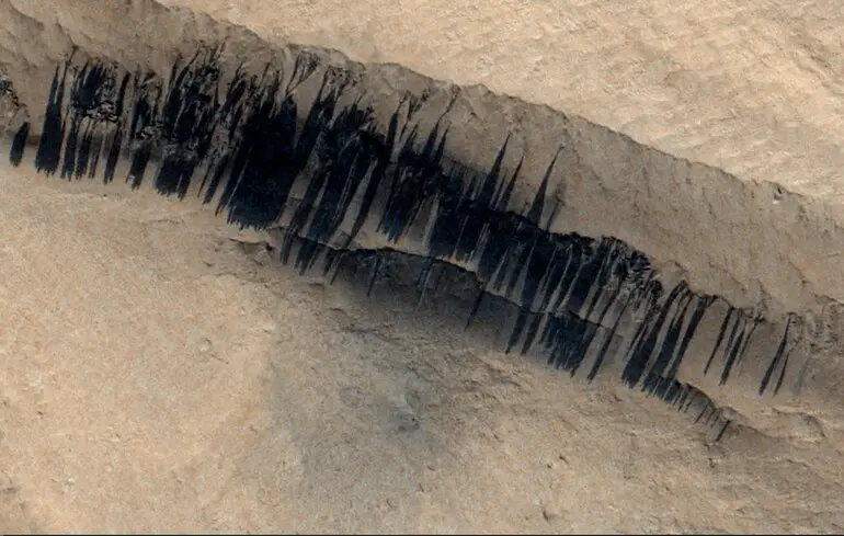 Як з'являються смуги на схилах Марса - вчені розкрили таємницю появи загадкових утворень Як з'являються смуги на схилах Марса - вчені розкрили таємницю появи загадкових утворень 1