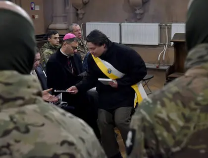 Картина «Молитва» з українським воїном буде передана до Ватикану - фото 7