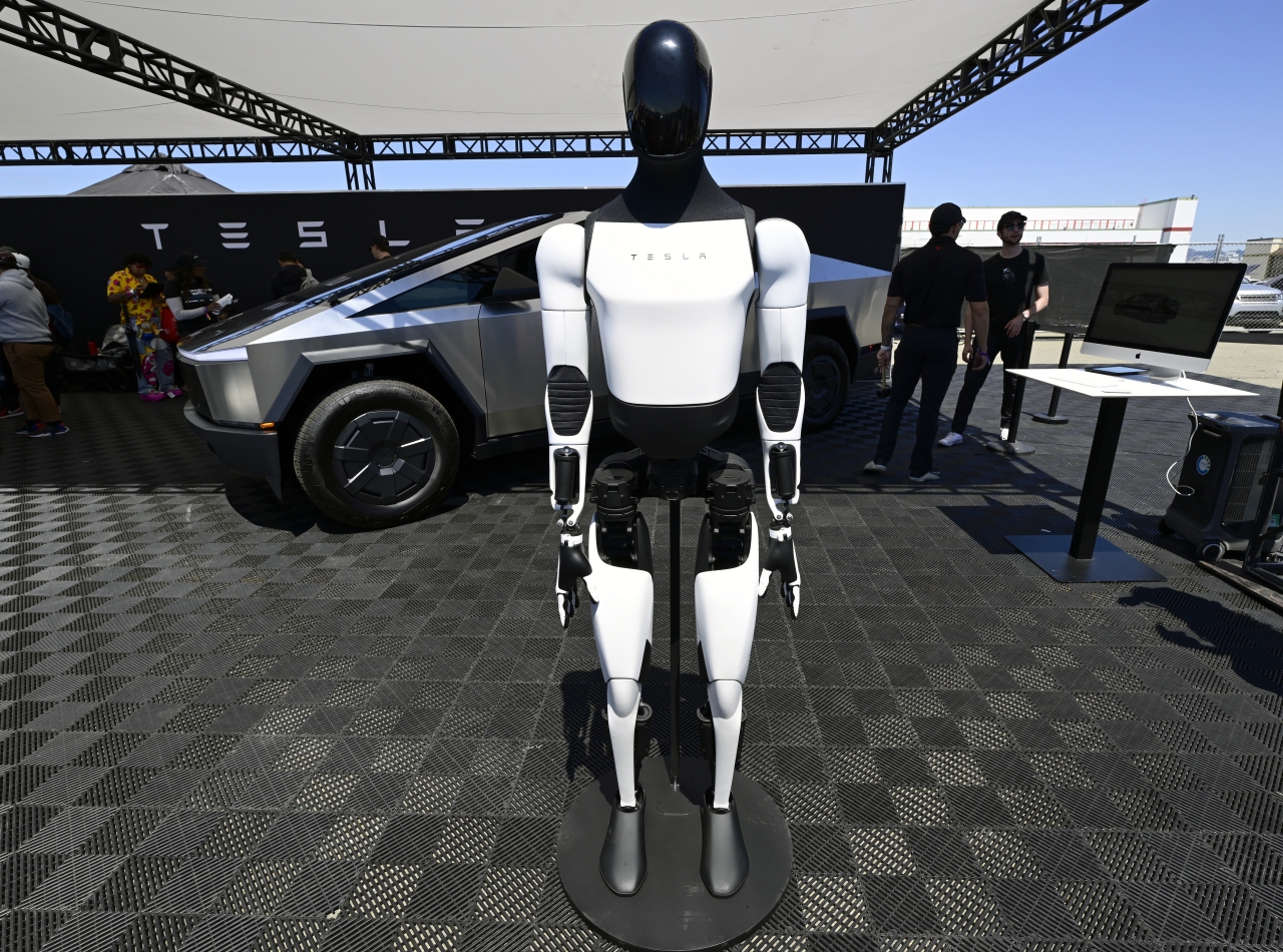 Маск вважає, що роботи Optimus від Tesla викорінять бідність 2