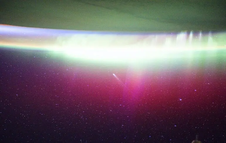 Полярне сяйво поглинає комету Lemmon - астрономи зафіксували рідкісне космічне явище - новини науки 1