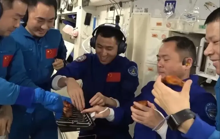 У китайський корабель врізалося космічне сміття - астронавти залишилися на станції Тяньгун 1