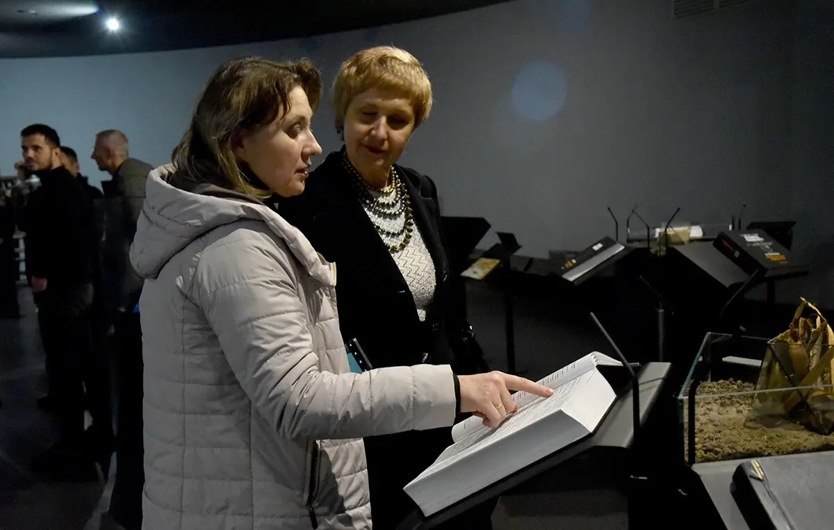 У Музеї Голодомору після реставрації презентували першу у світі картину про геноцид Рік 1933 2