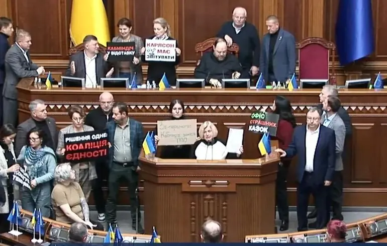 Засідання Верховної ради 19 листопада – трибуну знову заблокували – трансляція   1