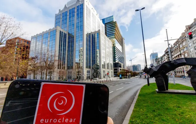 Fitch знизив прогноз для Euroclear через ризики використання російськийх активів - новини світу 1