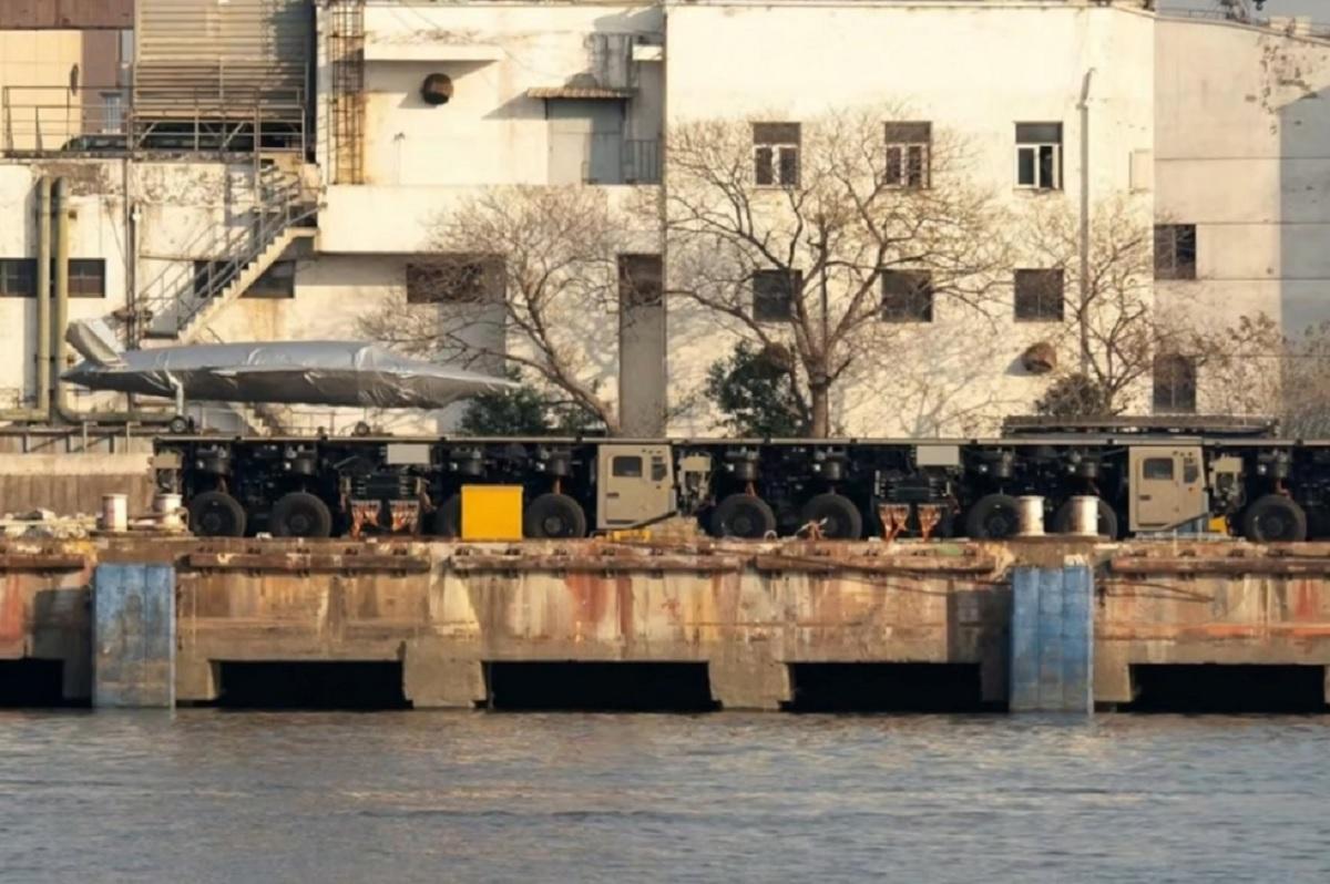 Має 40 колес та довжину до 60 метрів: у Китаї вперше помітили унікальну техніку