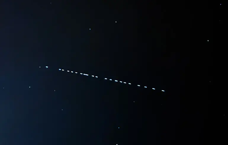 На орбіті стався рідкісний інцидент із супутником Starlink - SpaceX втратила зв'язок - новини технологій 1