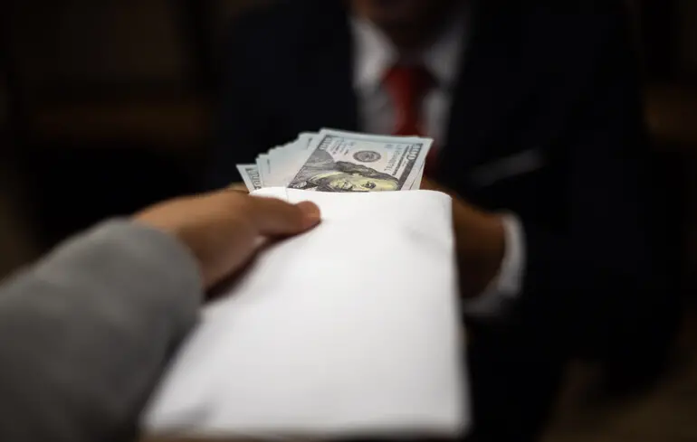 НАБУ прослуховувало Кісєля - прослушка була в офісі, де депутати Слуги народу отримували гроші в конвертах 1