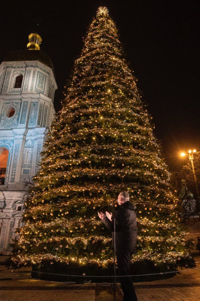 оловна ялинка України 2025 - на Софійській площі засяяли вогні - фото 5