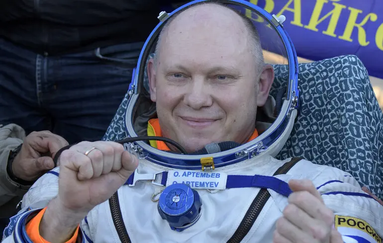 Російський космонавт виніс секретні дані SpaceX - Олега Артем’єва виключили з екіпажу Crew-12 - новини світу 1