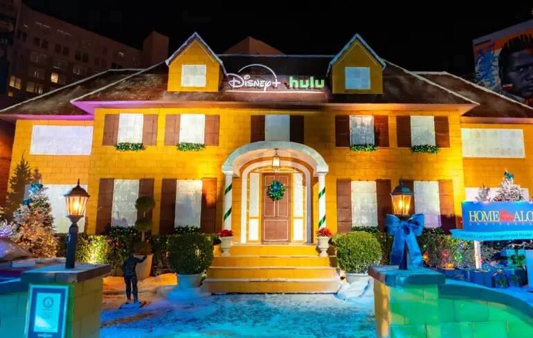 Сам удома встановив новий рекорд - Disney+ і Hulu створили найбільший пряниковий будинок з перших двох частин - новини світу 1