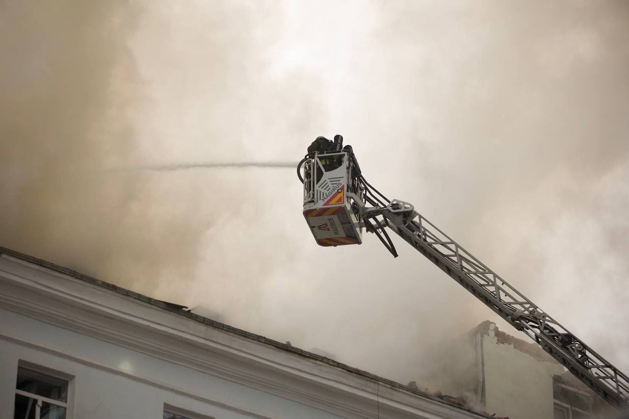 У Дніпрі росіяни спалили склади з медикаментами та шинами 1