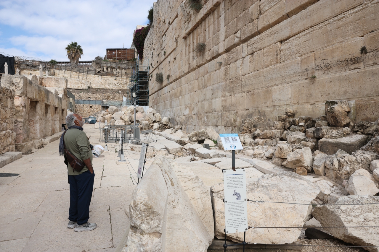 У Єрусалимі знайшли кулон з менорою віком 1300 років - фото 9